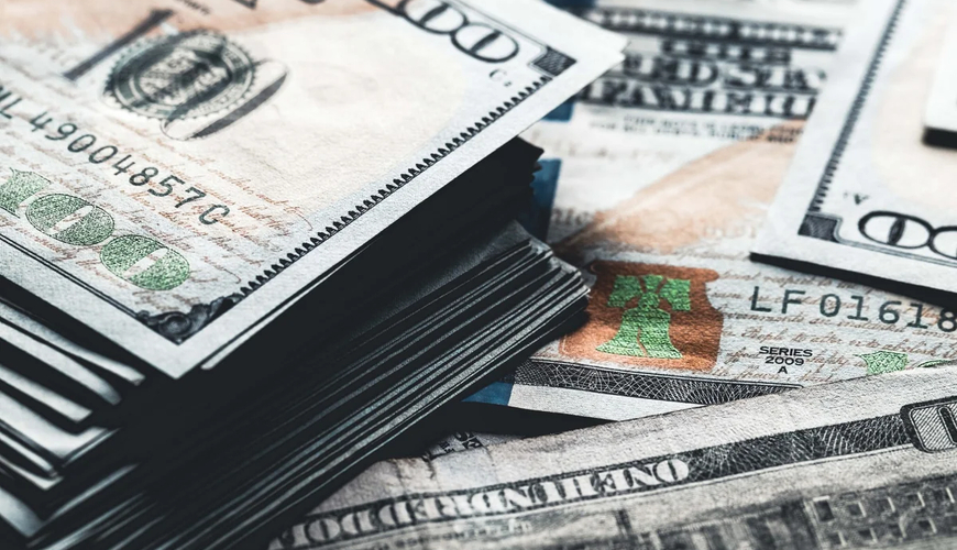 Əhali yastıq altındakı dollarları satır