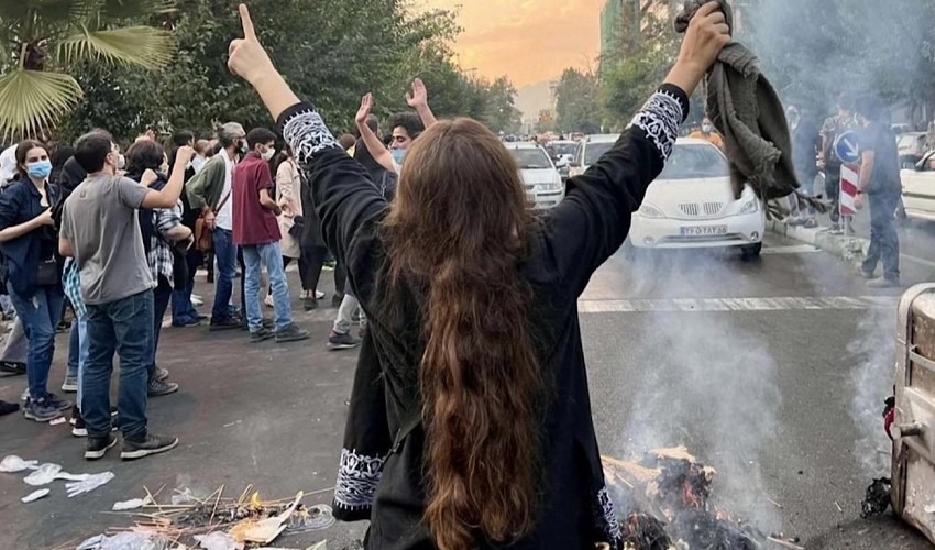 İranda küçələrdə hicabsız qadınlar və kişilər birlikdə rəqs etdilər- ETİRAZ