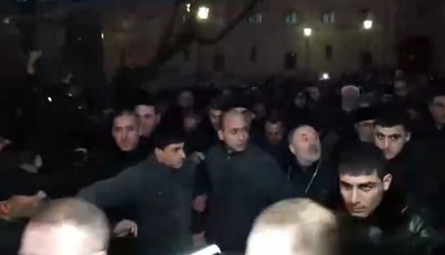 Ermənistanda ARA QARIŞDI: Eçmiədzində toqquşmalar başladı - VİDEO