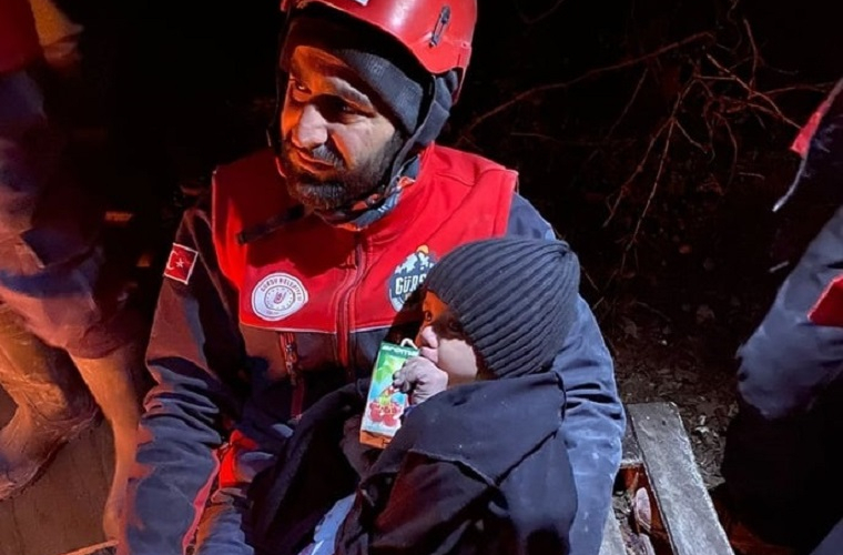 Kahramanmaraşda 2 yaşlı uşaq 43 saat sonra xilas edildi - VİDEO
