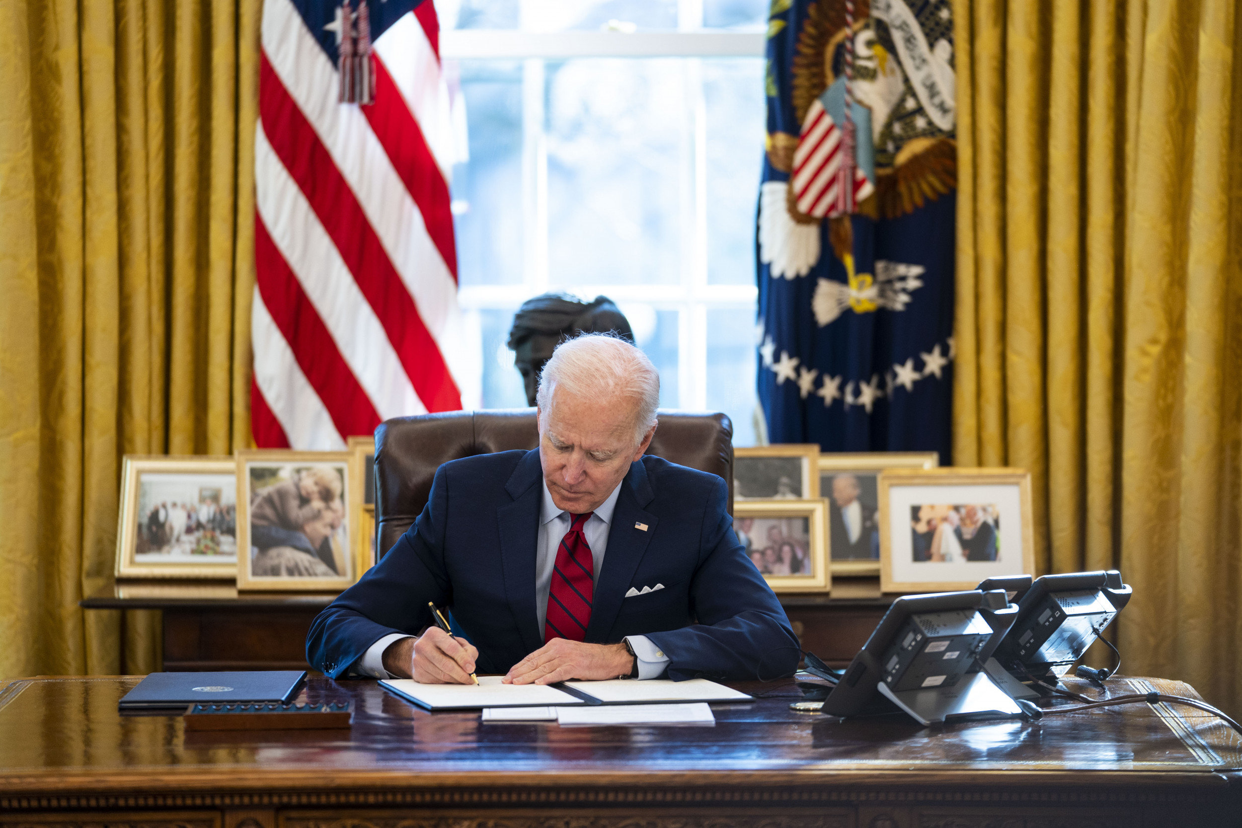 president-biden-signs-executive-orders.jpg (860 KB)