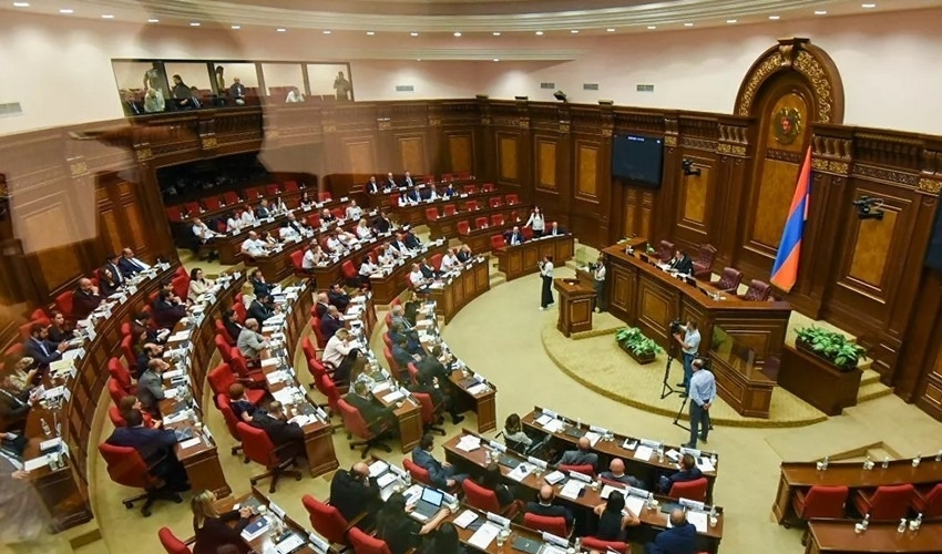 Ermənistan parlamentində iqtidar və müxalif deputatlar arasında gərginlik çıxıb
 