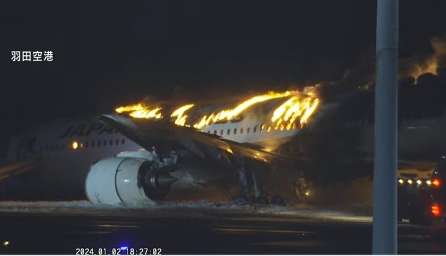 397 sərnişin yanan təyyarədən 90 saniyəyə çıxarıldı - Tokio hava limanında görünməmiş olay