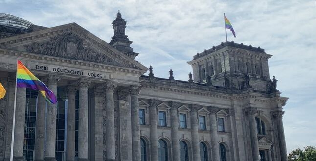 Almaniya Rusiyadan olan LGBT insanlara qapılarını açdı...