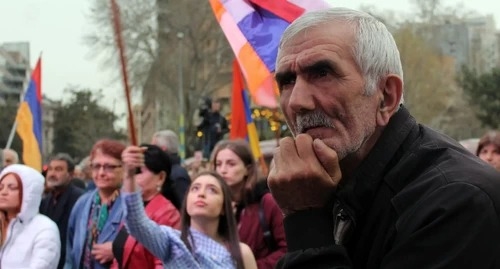 Ermənistan yol ayrıcında: Paşinyanın konstitusiya qambiti mübahisə doğurur