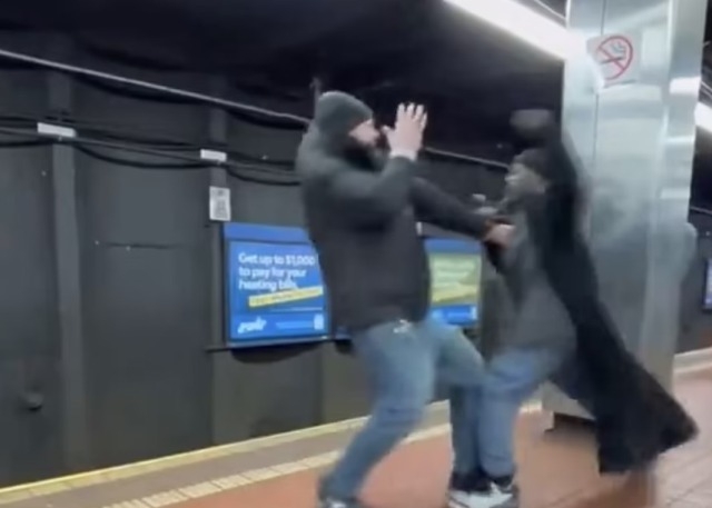 Metroda ŞOK GÖRÜNTÜLƏR - Yumruqla vurduğu adam qatarın altına düşdü