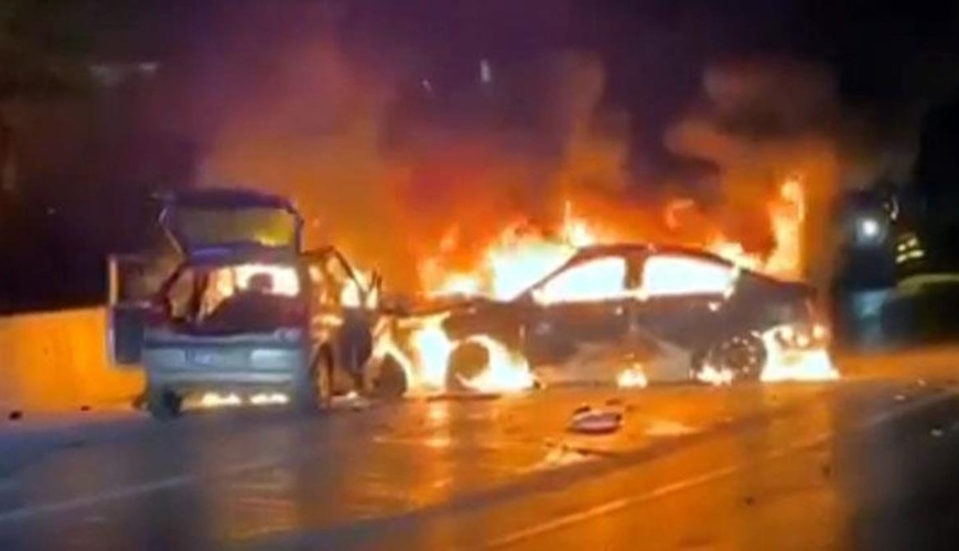 DƏHŞƏT: Toqquşan avtomobillər alovlandı: Qadın diri-diri yandı (VİDEO)