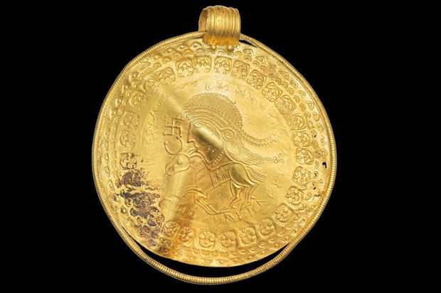 Обнаружен самый древний золотой медальон викингов, посвященный Тору