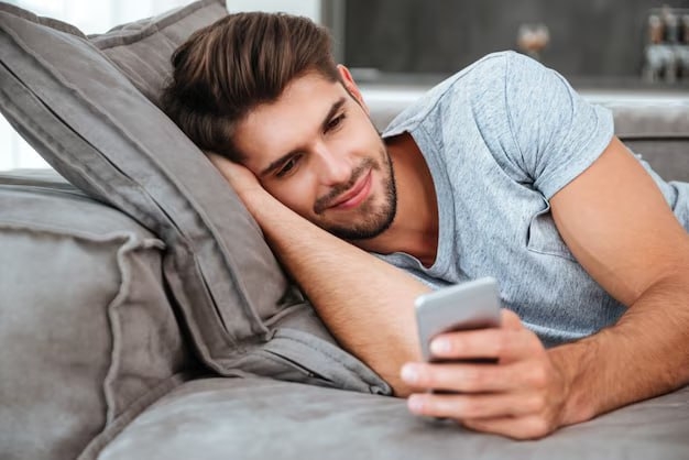 Gecə telefon istifadəsi 24 yaşlı gənci bir gözündən kor etdi