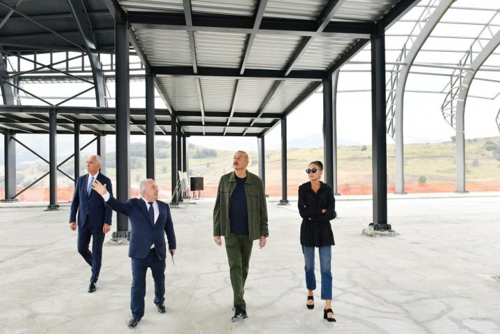 Алиевы ознакомились с ходом строительных работ в Лачинском международном аэропорту - ФОТО