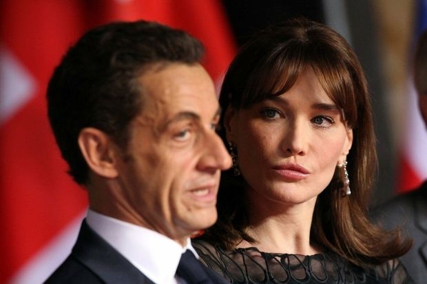 Жена экс-президента Франции вышла в свет в откровенном наряде - ФОТО