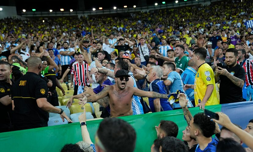 Braziliya-Argentina oyununda azarkeşlərlə polis arasında kütləvi dava - VİDEO
