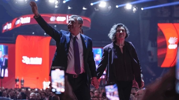 Özgür Özəl yenidən CHP sədri SEÇİLDİ