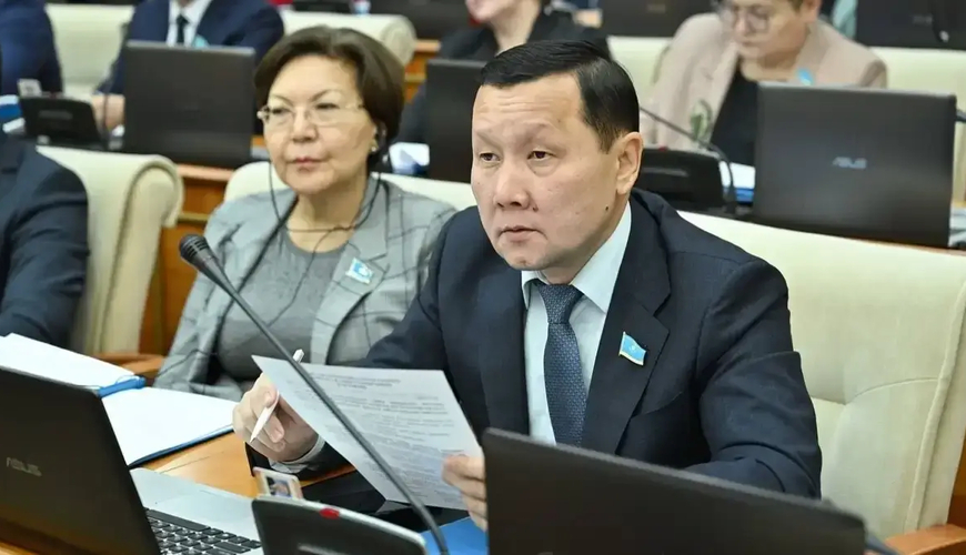 Qazax deputat Astanada rusca danışanları “vicdansız” adlandırdı