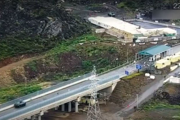 Azərbaycan Laçın yolunda beton arakəsmələr quraşdırdı - VİDEO