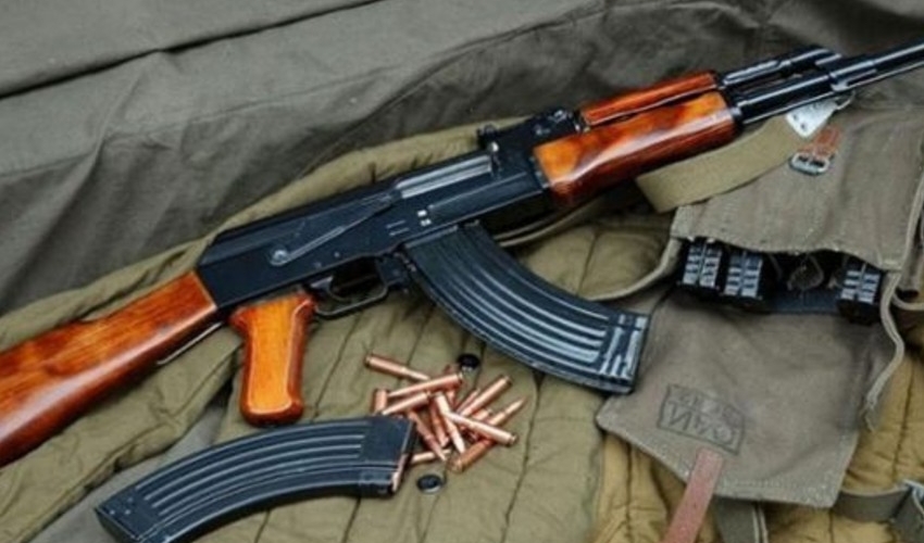 Bakı sakinində “Kalaşnikov” silahı və döyüş sursatı aşkarlanıb