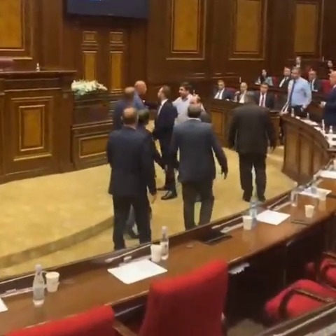 Ermənistan parlamentində dava düşdü - VİDEO