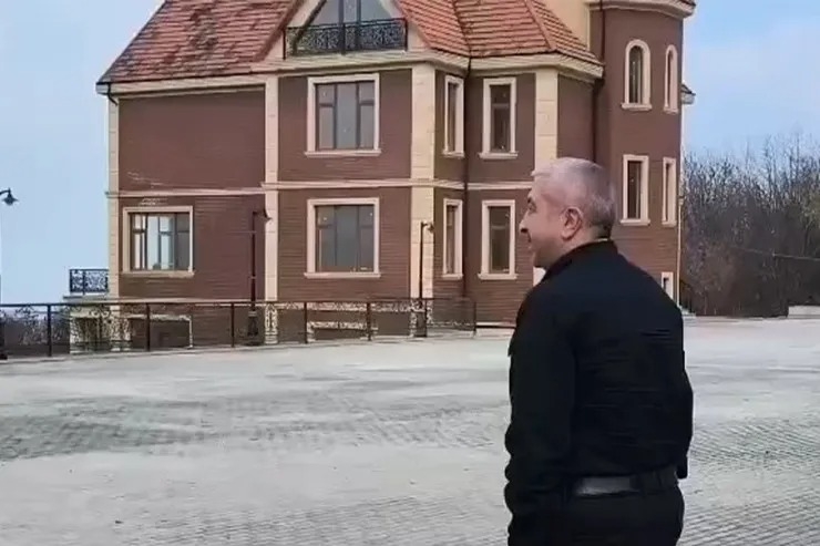 Sabiq deputat makler kimi Ramiz Mehdiyevin villasına girdi - VİDEO