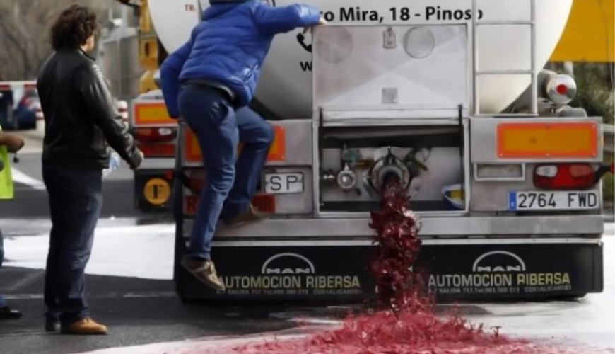 Fransada AKSİYA: Minlərlə litr şərab küçələrə axıdıldı - VİDEO