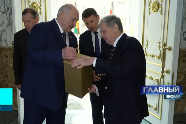 Что преподнес Лукашенко чете Трампов?