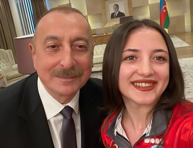 Türkiyəli atletlər İlham Əliyev və Mehriban Əliyeva ilə selfi çəkdirdilər - FOTO