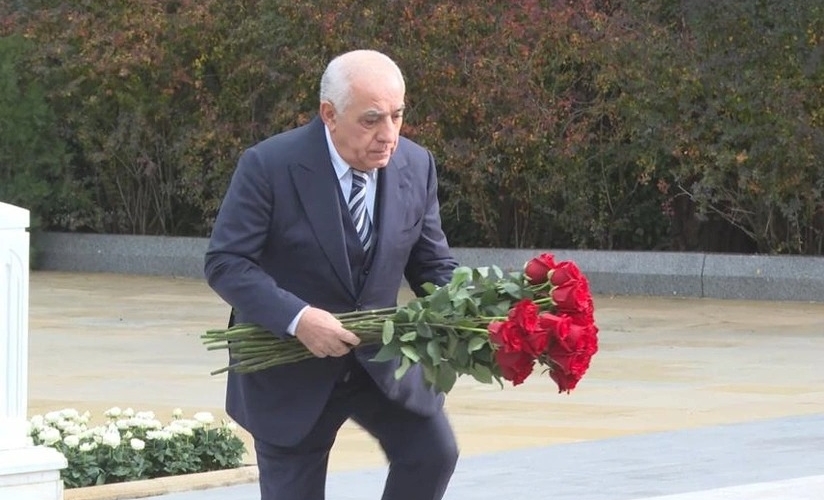 Əli Əsədov Heydər Əliyevin məzarını ziyarət etdi