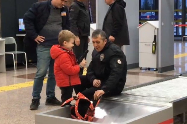 Türkiyə hava limanında polisi hərəkətə keçirən hadisə: Azyaşlının çantasından “silahlar” çıxdı - VİDEO