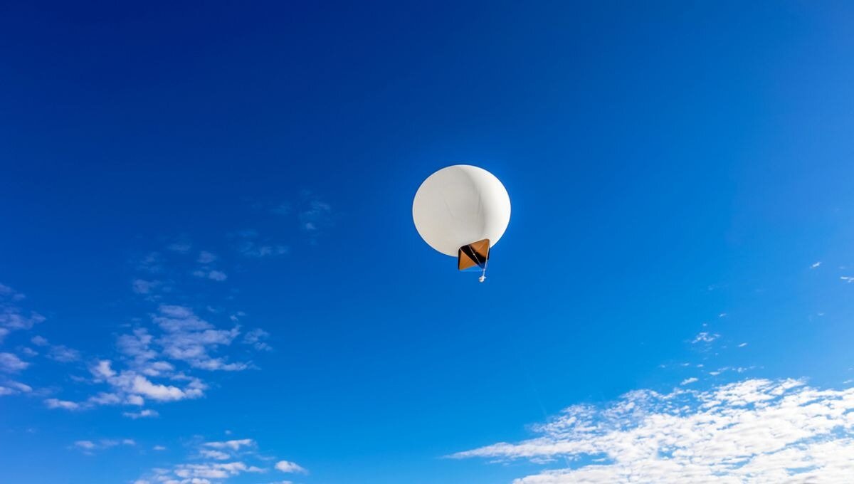 weather-balloon-floating-in-blue.jpg (54 KB)