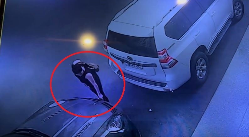 Bakıda qadın lüks avtomobili qəsdən cızdı - VİDEO