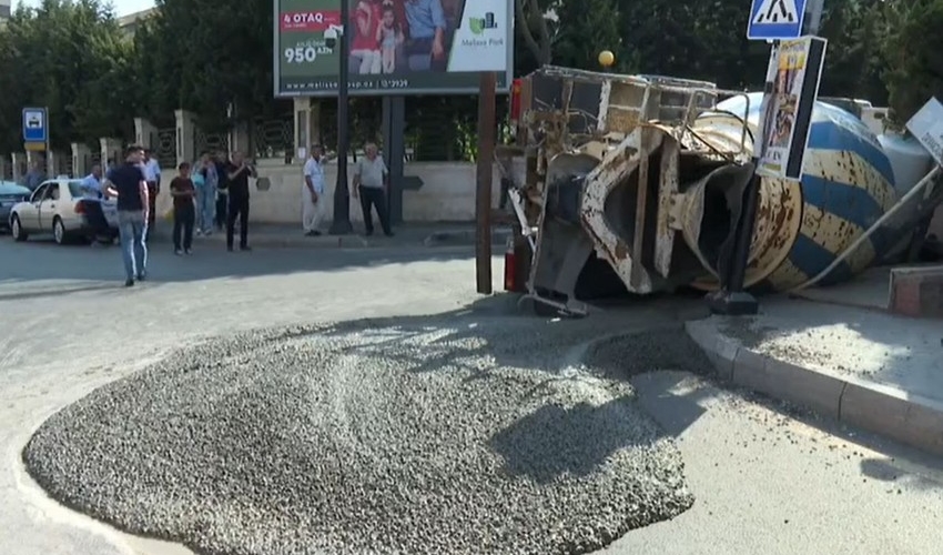 Bakıda betonqarışdıran maşın aşıb