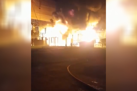 Rus ordusu Dnepropetrovskda enerji müəssisəsini vurdu, böyük yanğın baş verdi - VİDEO