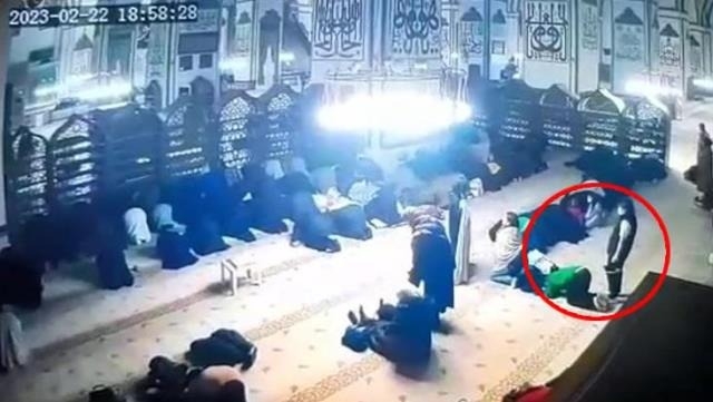 3 azyaşlı məsciddə namaz qılan qadının telefonunu oğurlayıb qaçdı - VİDEO