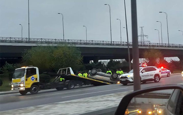 “Koroğlu” metrosu yaxınlığında maşın aşıb