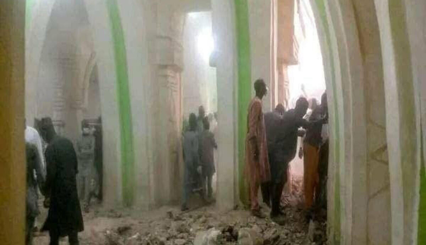 Nigeriyada tarixi məscid uçub, 10 nəfər ölüb