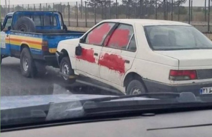 Etirazçılar Bəsic üzvünün avtomobilini qan rəngində boyadılar