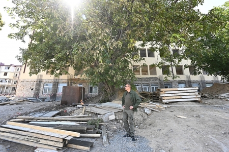 Ильхам и Мехрибан Алиевы ознакомились с ходом реконструкции здания спецпредставительства в Шуше