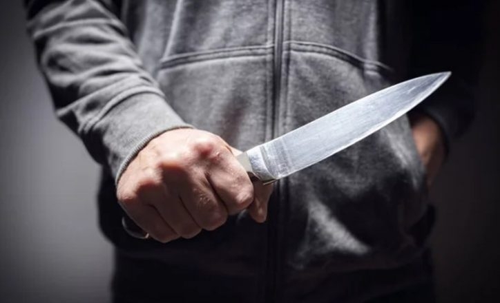 В Шабране неизвестный напал с ножом на женщину и ее дочь