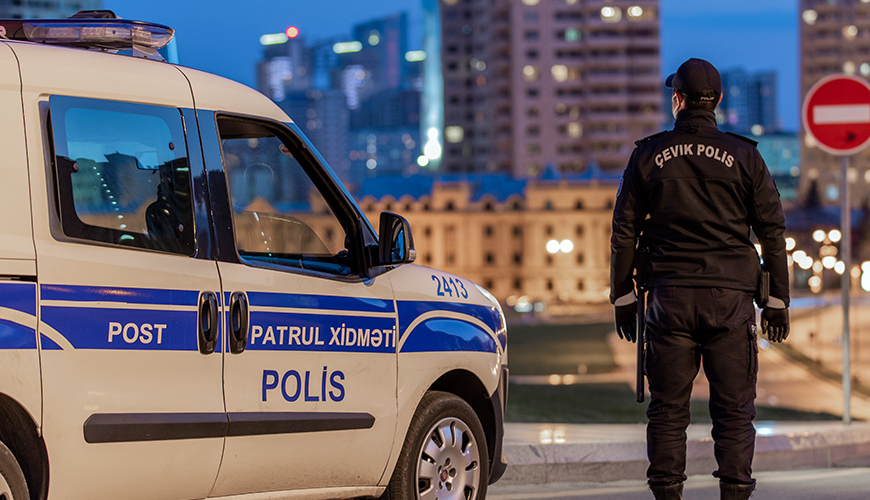 Bakıda sakinlər yolu bağladı, özünü yandırmaq istəyən isə... – Polis hərəkətə keçdi - VİDEO