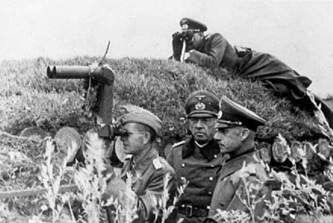 440px-Bundesarchiv_Bild_183-2007-0316-504,_Beobachtungsposten,_v._Leeb,_Küchler.jpg (96 KB)