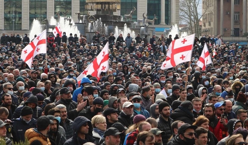 Gürcüstanda yeni inqilaba start verildi: rəhbərlik prezident Zurabişvilidə, Saakaşvili də işin içində - CANLI