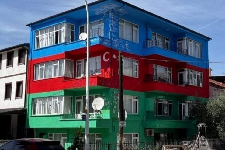 Əri xanımına hədiyyə olaraq evini Azərbaycan bayrağına boyadı