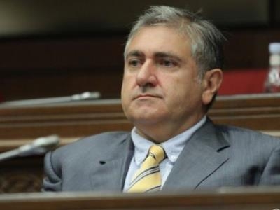Ermənistan parlamentində QALMAQAL