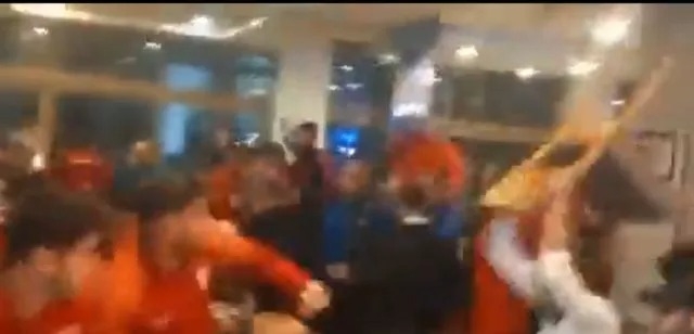 Azarkeşlər restorana basqın edərək futbolçuları döydülər - VİDEO