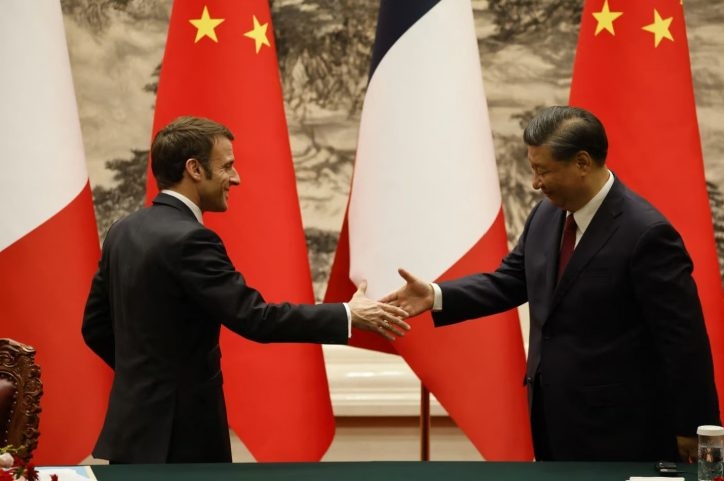 Во Франции твердят об унижении Макрона перед Си