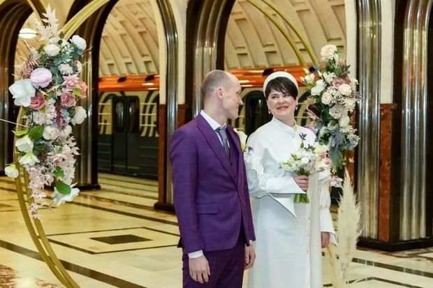 Moskva metrosunda 3 cütlük evləndi