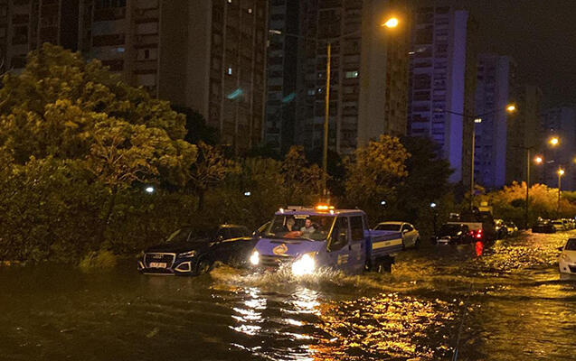 İzmirdə dəhşətli gecə - Dəniz daşdı, küçələr su altında qaldı - FOTOlar