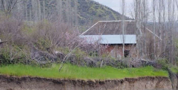 Жители села в Исмаиллинском районе в страхе покидают свои дома из-за оползня - ФОТО