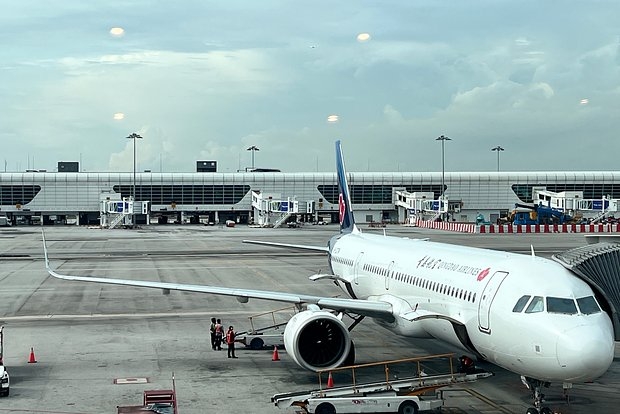 Kuala-Lumpur aeroportunda iki turist eyvandan yıxılıb – ikisi də...