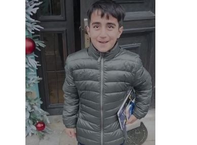 Sığınacaqdakı Əkbərin böyük arzusu çin olur: Qurban Qurbanovla görüşüb, futbolçulardan imza alacaq