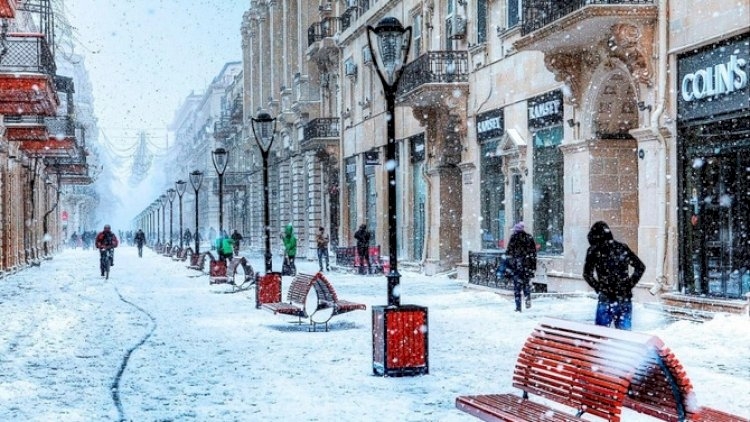 Bakıya güclü qar yağır, temperatur kəskin endi